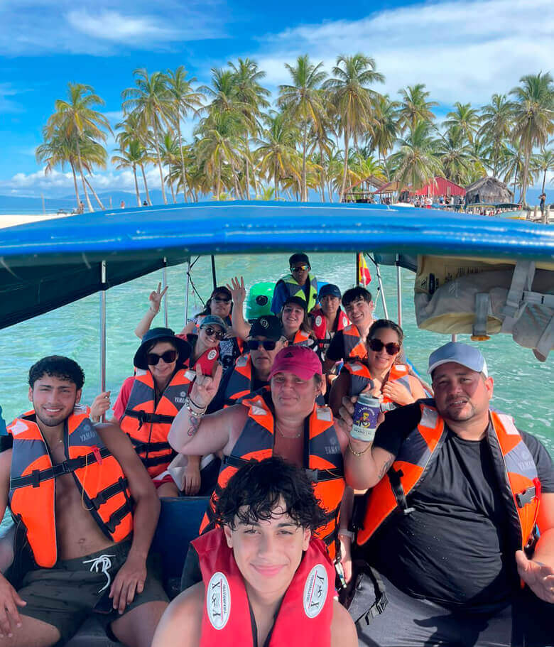Buzo explorando el barco hundido cerca de Isla Perro, San Blas