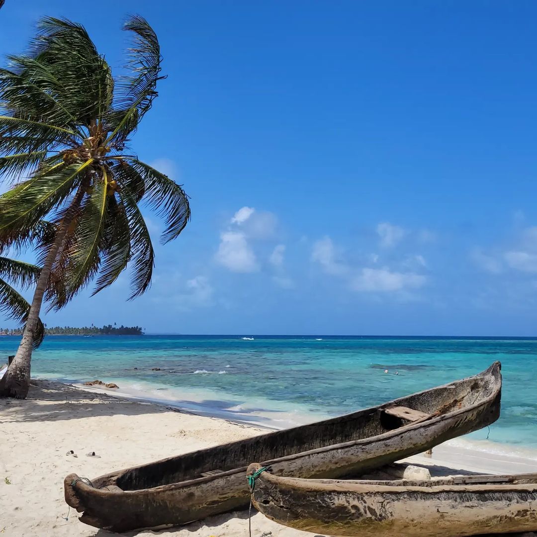 Cabaña rústica en la playa de San Blas bajo un cielo estrellado