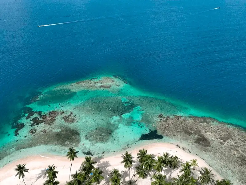Bote navegando entre islas para el tour Island Hopping en San Blas