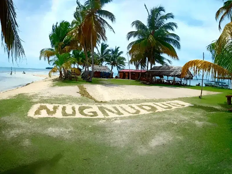 Niña Guna sonriendo en la comunidad de Isla Nugnudub