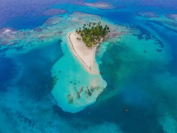 Aguas turquesas en los Cayos Limones, San Blas