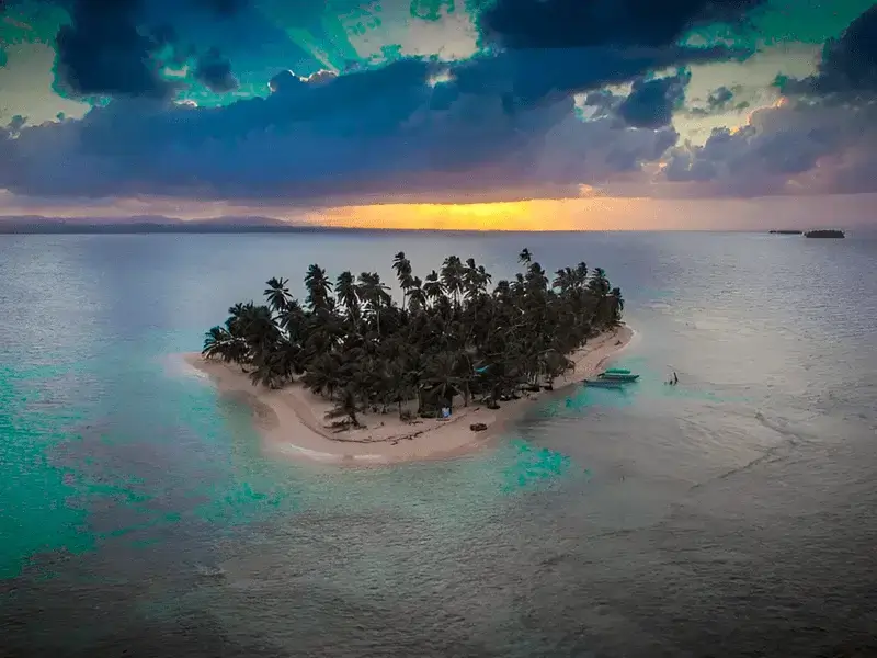Pareja disfrutando de una escapada romántica en una playa de San Blas