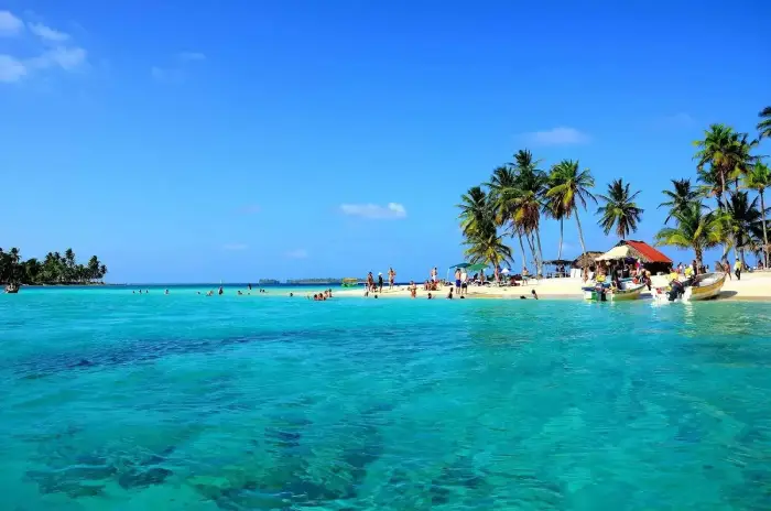 Cabañas tranquilas en la playa de Isla Perro Grande, San Blas
